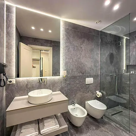 Luxury Palace מלון